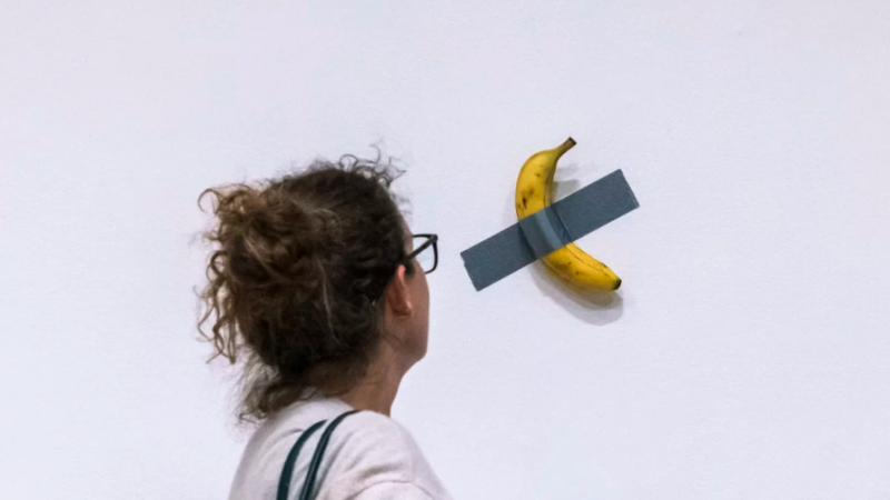 Banana embrulhada com fita adesiva é vendida por US$ 6,2 milhões em leilão de arte