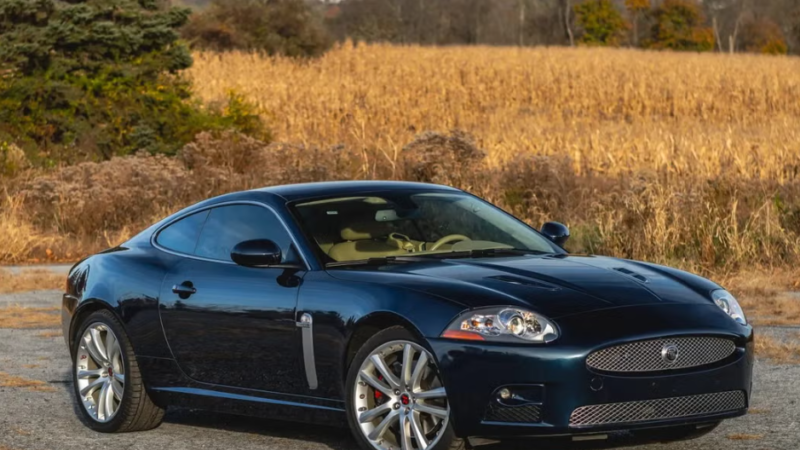 O Jaguar XKR Coupe 2008 é a nossa escolha do dia para o leilão Bring a Trailer