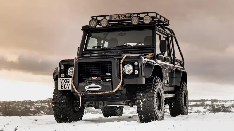 Grande leilão de Land Rover com modelos de James Bond e lote beneficente