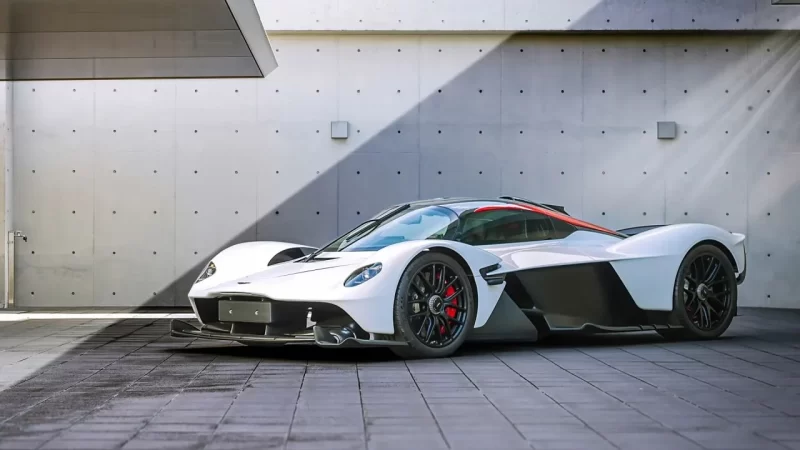 Aston Martin Valkyrie é vendido por menos de um adesivo em leilão